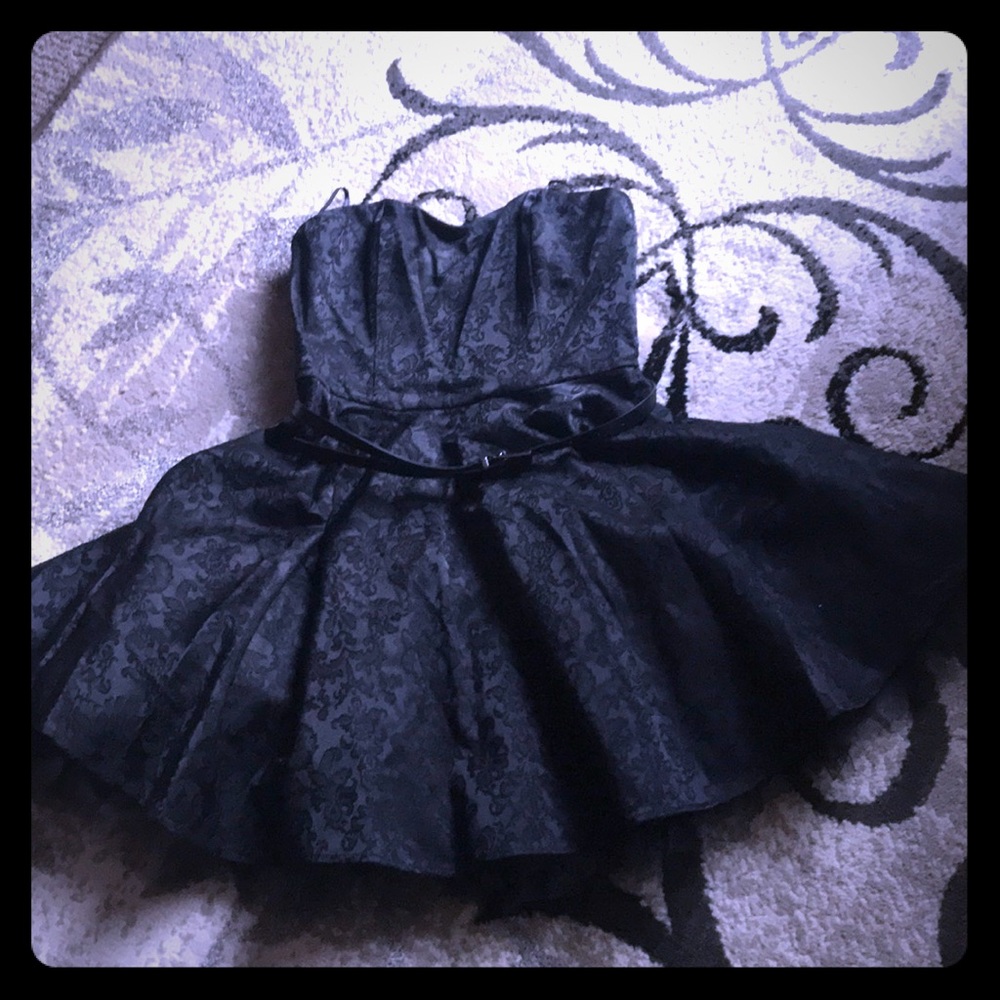 NWT Strapless party dress